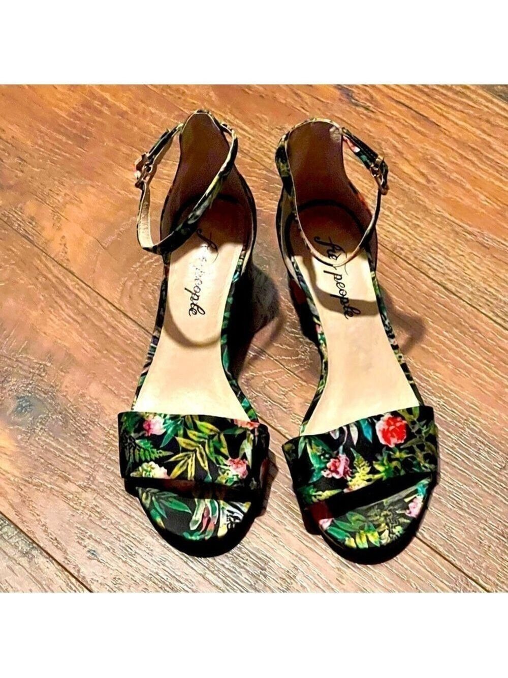 FREE PEOPLE green floral pattern block heel sandals. Size 37.